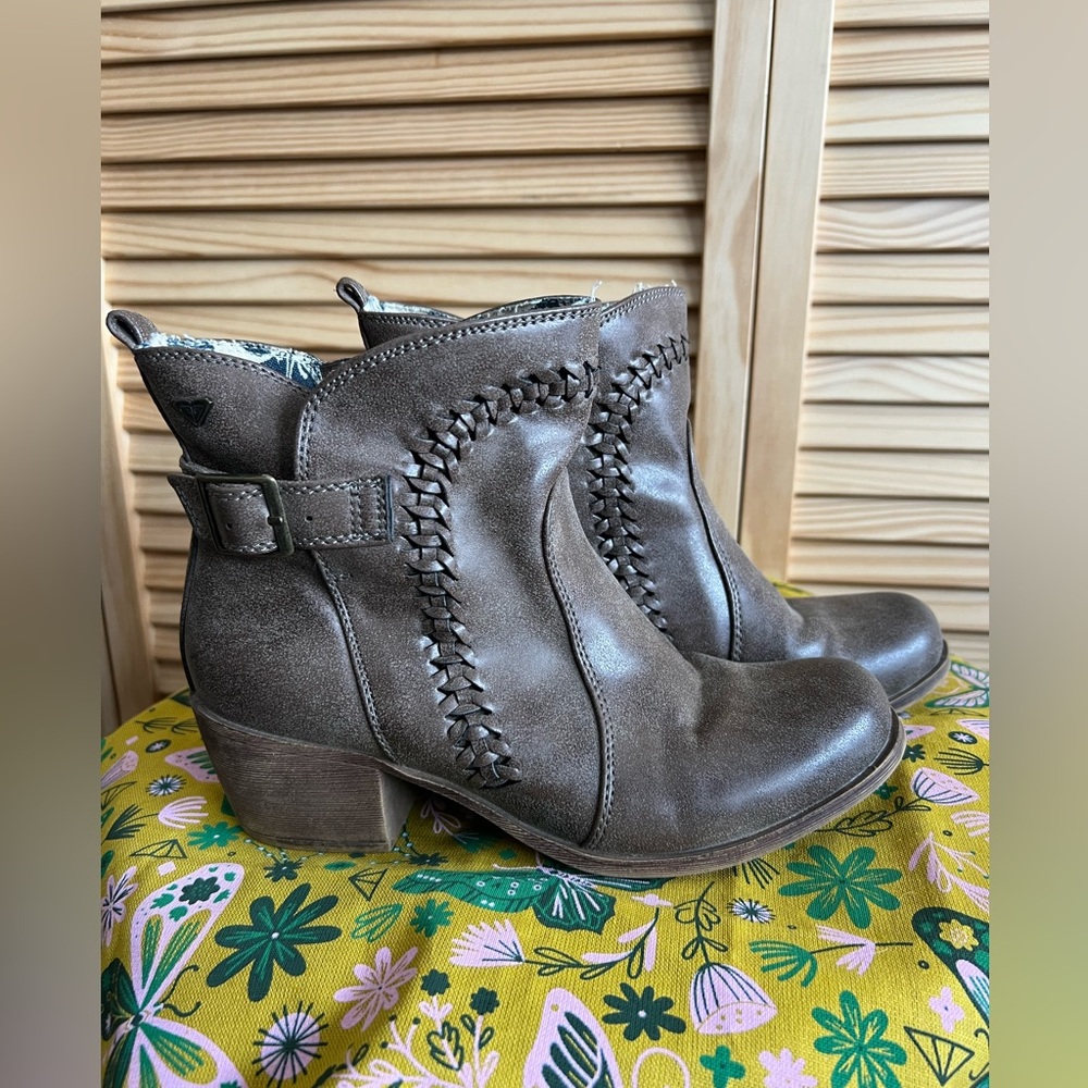 Roxy Tawny buckle styling with braided detail 2 inch Heel Ankle Boots
Size 6.5